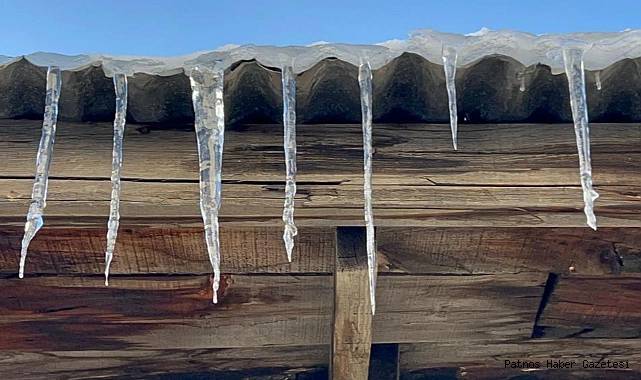 Çatılarda dev buz sarkıtları oluştu! O ilimize gitmeyen soğuk gördüm demesin: Hava -10 dereceye kadar düştü 1